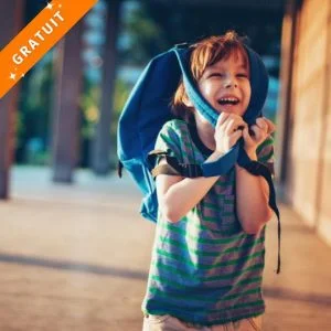 Hypnose enfant : Photo d'un enfant heureux à la rentrée des classes.