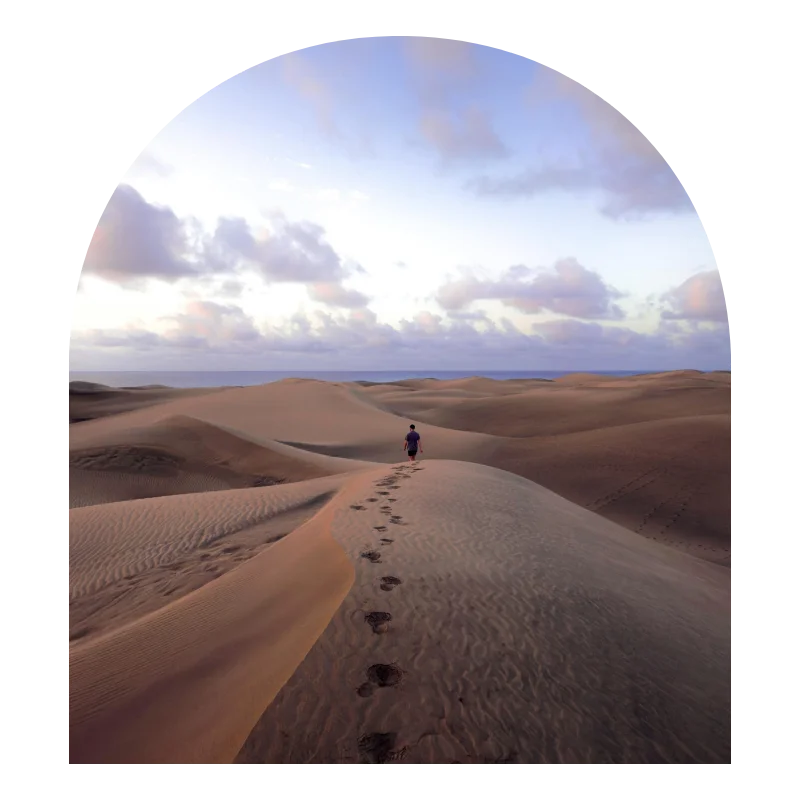 Vue sur un désert de sable, à l'aube, avec un beau ciel invitant au repos de l'esprit. Bienfaits accessibles grâce à l'hypnose et notamment l'hypnose de Sajece, disponible à Colmar ou en ligne sur ce site.