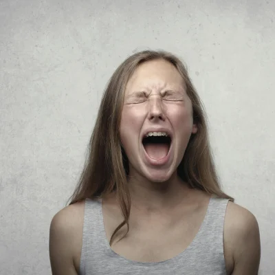 Image 400x400 Photo d'une femme en colère qui crie : les bienfaits de l'hypnose sur la colère