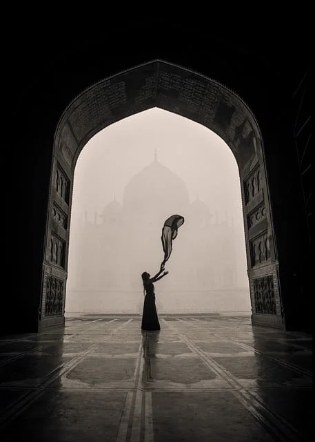 Image d'une femme faisant voler avec légèreté un tissu léger pour illustrer la séance d'auto-hypnose "Deviens inarrêtable"