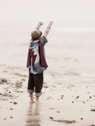 Photo d'un enfant en costume de super héro.