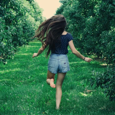img web exercice dhypnose Image d'une jeune femme, de dos, courant avec légèreté pour illustrer l'apaisement après une séance d'hypnose contre la colère.